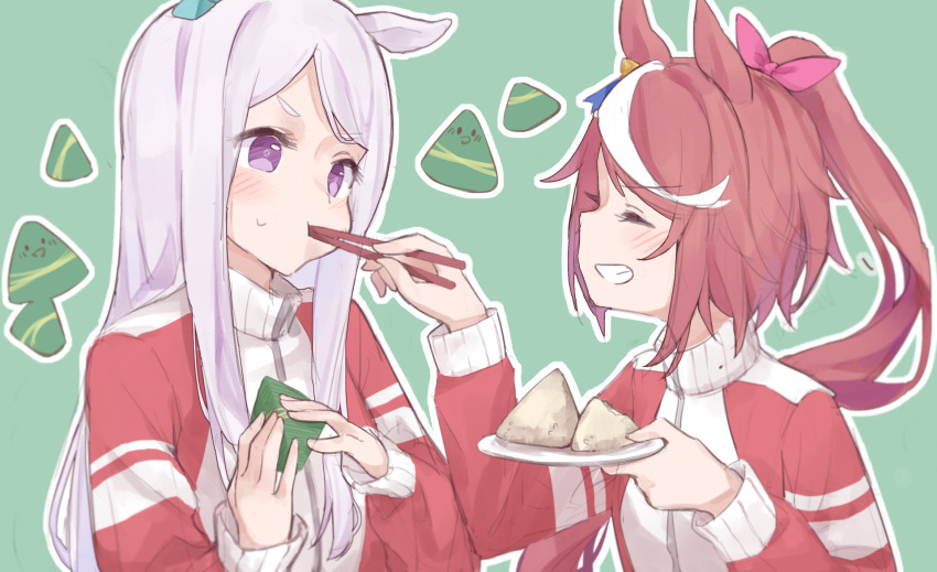 2girls animal_ears bangs blush brown_hair chopsticks closed_eyes commentary_request eyebrows_visible_through_hair feeding food green_background grin hair_ribbon highres holding holding_chopsticks holding_food holding_plate horse_ears jacket long_hair long_sleeves mejiro_mcqueen_(umamusume) multicolored_hair multiple_girls outline pink_ribbon plate ponytail purple_hair red_jacket ribbon sleeves_past_wrists smile streaked_hair swept_bangs tokai_teio_(umamusume) track_jacket umamusume v-shaped_eyebrows very_long_hair violet_eyes white_hair white_outline yuzip