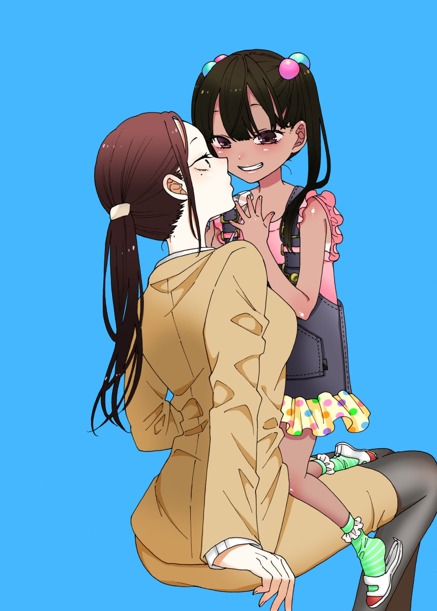 2girls absurdres black_hair black_legwear blue_background blush brown_eyes brown_hair child dark_skin fingernails green_eyes green_legwear grin hair_bobbles hair_ornament highres invisible_chair jacket kawai_rou kneeling long_hair long_sleeves mole mole_under_eye multiple_girls original overall_skirt pantyhose pink_shirt ponytail shirt shoe_dangle simple_background sitting skirt smile striped striped_legwear suspender_skirt suspenders twintails yellow_jacket yellow_skirt yuri