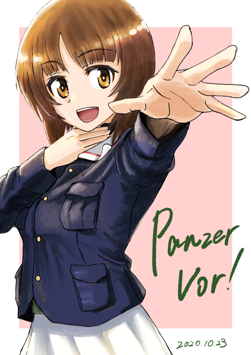 1girl absurdres bangs blue_jacket border brown_eyes brown_hair commentary dated eyebrows_visible_through_hair german_text girls_und_panzer hand_on_own_throat highres jacket long_sleeves looking_at_viewer military military_uniform nishizumi_miho ooarai_military_uniform open_mouth oritako outside_border pink_background pleated_skirt reaching_out short_hair skirt smile solo standing throat_microphone uniform white_border white_skirt