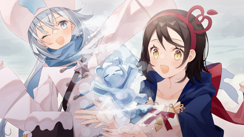 2girls alchemy_stars bag blue_cloak blue_eyes blue_scarf bow breath brown_hair cloak coat collarbone commentary_request eyebrows_visible_through_hair grey_background hairband hands_up highres light_blush long_hair long_sleeves louise_(alchemy_stars) magic medium_hair minasenagi multiple_girls noah_(alchemy_stars) one_eye_closed open_mouth red_bow red_hairband scarf shoulder_bag shoulder_strap silver_hair smile star_(symbol) stuffed_animal stuffed_toy teddy_bear upper_body white_coat white_headwear winter_clothes yellow_eyes