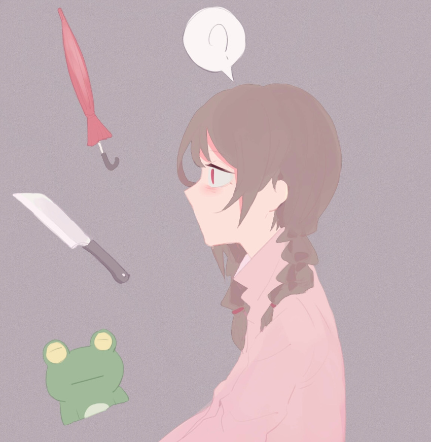 1girl ? baichi165 bangs braid brown_hair ears_visible_through_hair expressionless frog from_side grey_background hair_between_eyes hair_tie knife madotsuki no_mouth pink_sweater red_eyes sanpaku solo speech_bubble spoken_question_mark sweater turtleneck turtleneck_sweater twin_braids umbrella upper_body yume_nikki