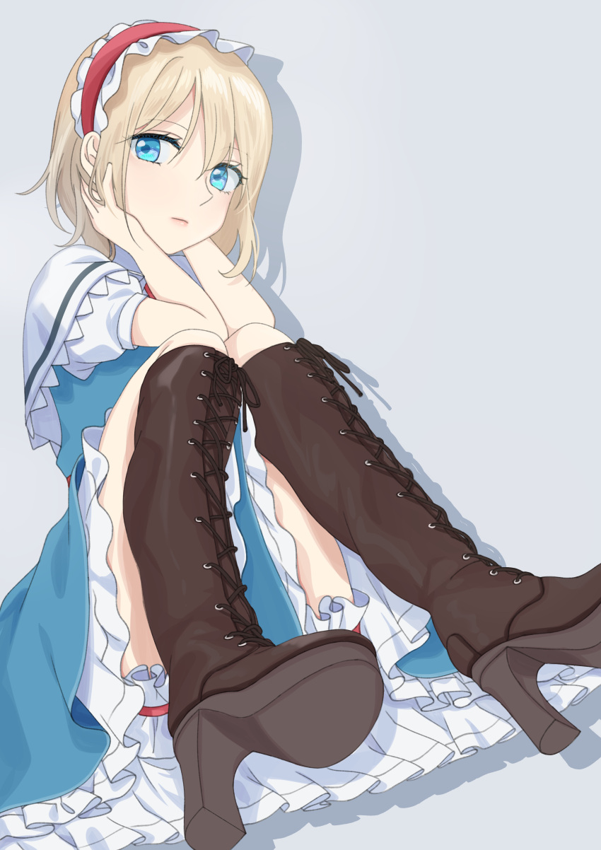 1girl absurdres alice_margatroid bangs blonde_hair blue_dress blue_eyes boots brown_footwear capelet closed_mouth dress eyebrows_visible_through_hair frilled_hairband frills grey_background hair_between_eyes hairband hand_in_hair high_heel_boots high_heels highres knee_boots layered_dress looking_at_viewer pinafore_dress red_hairband short_dress short_hair short_sleeves sitting solo touhou tunokiti white_capelet white_sleeves
