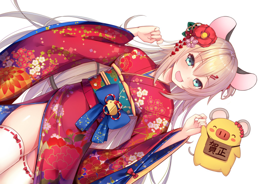 1girl :d akai_haato animal_ears bangs blue_bow blue_eyes blush bow commentary_request eyebrows_visible_through_hair fang floral_print flower haaton_(akai_haato) hair_between_eyes hair_flower hair_ornament hairclip hands_up heart heart_hair_ornament highres hololive japanese_clothes kemonomimi_mode kimono light_brown_hair long_hair long_sleeves looking_at_viewer mouse_ears mouse_girl mouse_tail new_year obi open_mouth print_kimono red_bow red_flower red_kimono ribbon-trimmed_legwear ribbon_trim sash sign sign_around_neck simple_background smile solo tail thigh-highs thighs very_long_hair virtual_youtuber white_background white_legwear wide_sleeves yoshiheihe