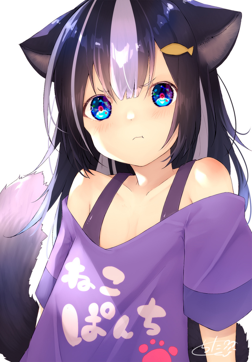 1girl :t animal_ears bangs bare_shoulders black_hair blush cat_ears cat_girl cat_tail chita_(ketchup) closed_mouth clothes_writing collarbone commentary_request eyebrows_visible_through_hair fish_hair_ornament hair_ornament highres long_hair looking_at_viewer multicolored_hair off-shoulder_shirt off_shoulder original pout purple_shirt shirt short_sleeves signature simple_background solo streaked_hair tail tail_raised translation_request v-shaped_eyebrows white_background white_hair