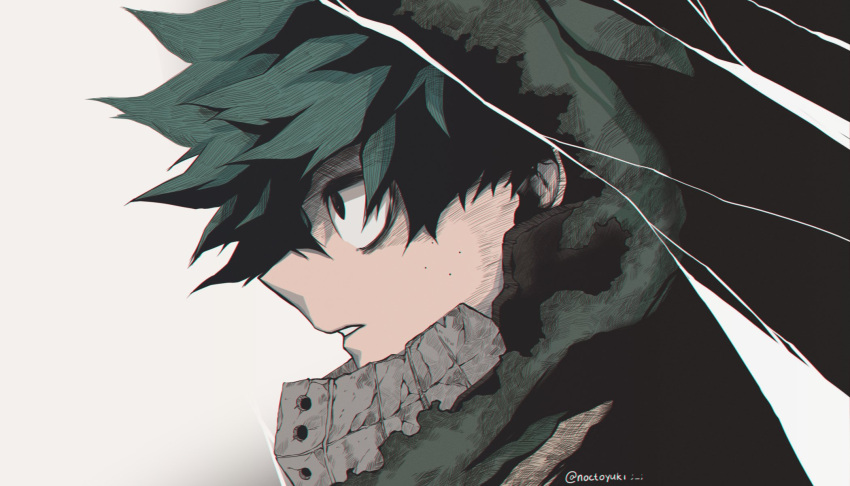 1boy bangs black_eyes black_hair boku_no_hero_academia english_commentary face freckles from_side fur_trim green_hair grey_background highres hood hood_up male_focus mask messy_hair midoriya_izuku mouth_mask multicolored_hair parted_lips portrait profile simple_background solo teeth torn_clothes twitter_username two-tone_hair upper_body yuki_(noctoyuki)