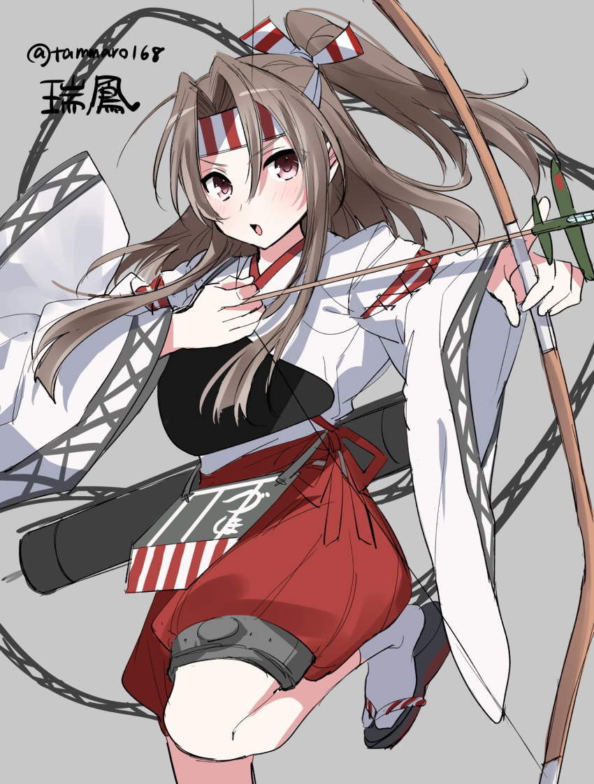 1girl aiming apron arrow_(projectile) bow_(weapon) brown_eyes brown_hair character_name commentary_request cowboy_shot grey_background hachimaki hakama_pants headband high_ponytail highres japanese_clothes kantai_collection long_hair muneate open_mouth pants ponytail quiver red_pants simple_background solo standing standing_on_one_leg twitter_username weapon yano_tanimachi zuihou_(kancolle)