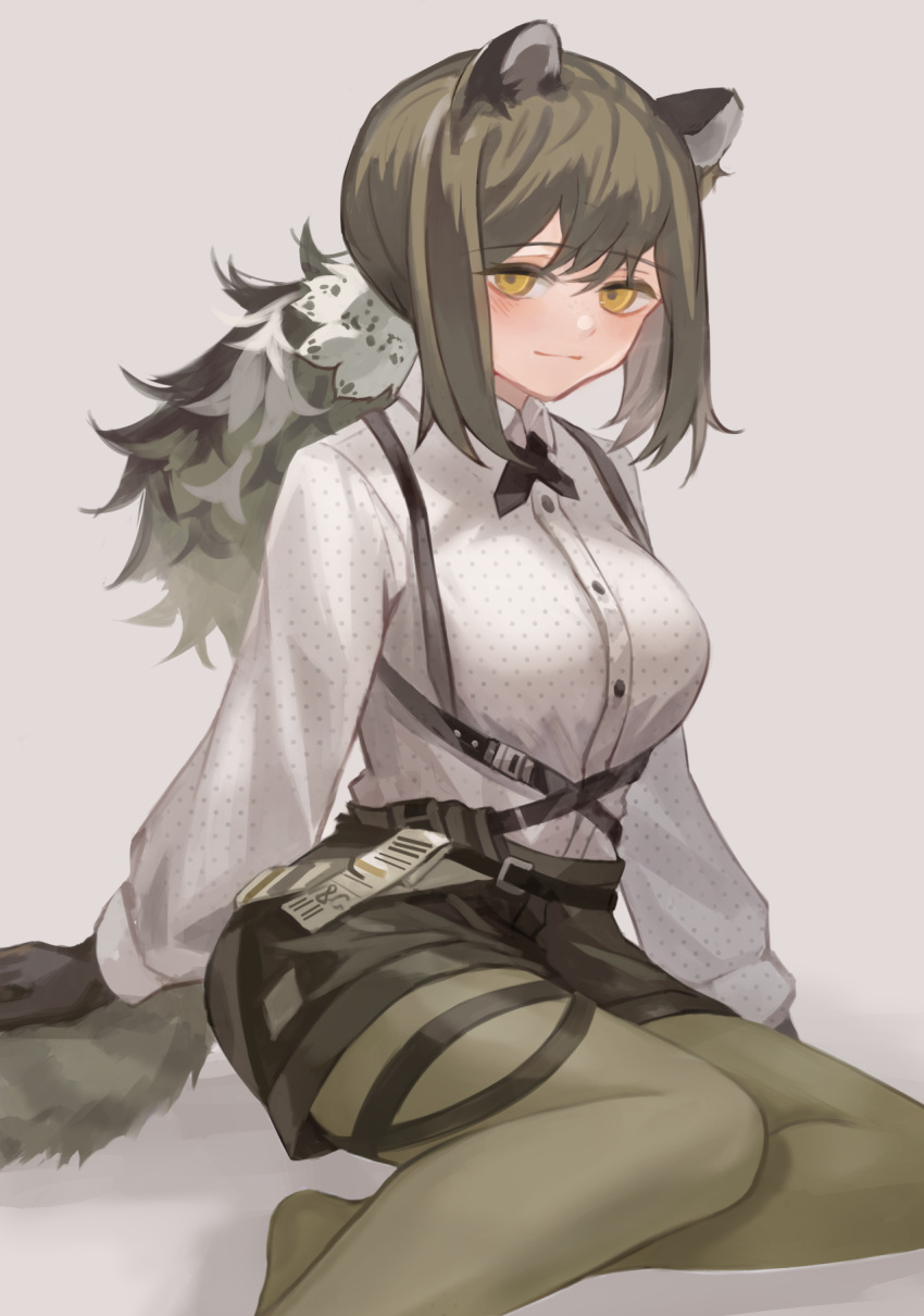 1girl animal_ears arknights black_gloves breasts brown_hair brown_legwear closed_mouth commentary_request freckles gloves grey_background highres light_smile long_hair long_sleeves looking_at_viewer medium_breasts pantyhose partial_commentary ponytail raccoon_ears raccoon_girl raccoon_tail robin_(arknights) shirt sitting solo tail touchika white_shirt yellow_eyes yokozuwari