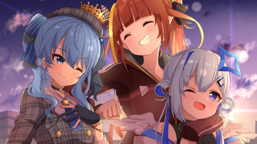 3girls ;d ^_^ amane_kanata ame. bangs beret black_gloves black_shirt blonde_hair blue_hair brown_hair brown_jacket closed_eyes collarbone commentary_request eyebrows_visible_through_hair feathered_wings gloves grey_hair grey_headwear grey_jacket grin hair_between_eyes hair_ornament hairclip hand_up hat highres hololive hood hood_down hooded_jacket hoshimachi_suisei jacket kiryu_coco long_hair long_sleeves mini_wings multicolored_hair multiple_girls off_shoulder one_eye_closed open_mouth outdoors parted_lips partially_fingerless_gloves plaid_headwear plaid_jacket ribbed_shirt shirt side_ponytail sleeveless sleeveless_shirt smile streaked_hair sunset track_jacket two-tone_hair v-shaped_eyebrows very_long_hair violet_eyes virtual_youtuber white_wings wings