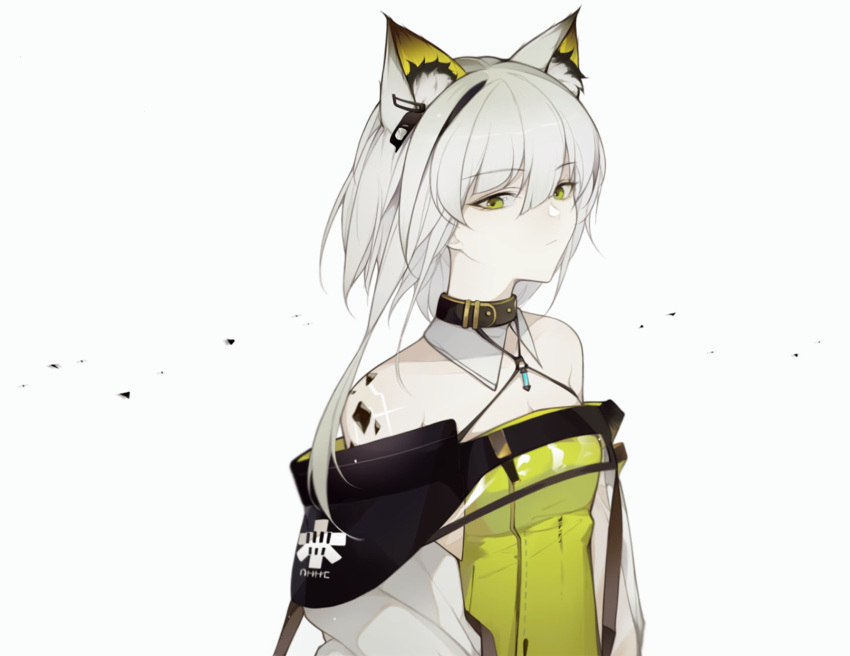 1girl animal_ear_fluff arknights black_collar collar detached_collar dinggepinggai_er dress earpiece extra_ears green_dress green_eyes hair_between_eyes highres jewelry kal'tsit_(arknights) looking_at_viewer lynx_ears necklace off-shoulder_dress off_shoulder oripathy_lesion_(arknights) short_hair_with_long_locks simple_background solo upper_body white_background white_hair white_sleeves