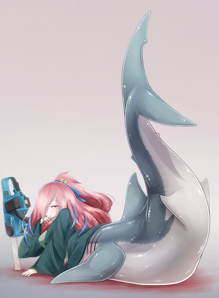 1girl blue_ribbon chainsaw from_behind full_body gills grey_background hair_over_one_eye hair_ribbon highres japanese_clothes kimono klew long_sleeves looking_at_viewer mermaid monster_girl one_eye_covered original pink_eyes pink_hair ponytail ribbon sawfish shark_girl smile solo tail_raised taur wide_sleeves