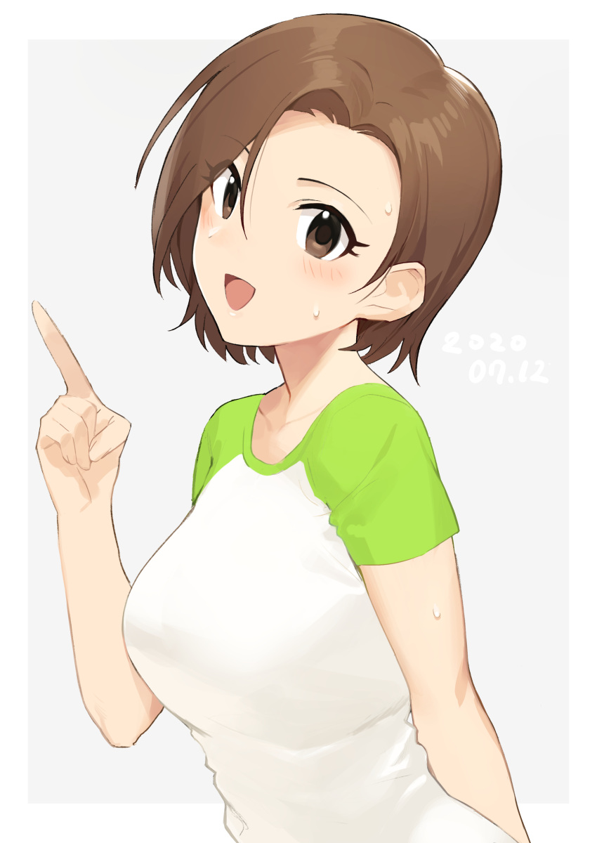 1girl :d absurdres arm_behind_back bangs blush breasts brown_eyes brown_hair collarbone eyebrows_visible_through_hair green_sleeves hair_between_eyes highres idolmaster idolmaster_cinderella_girls index_finger_raised large_breasts mizuki_seira onao open_mouth shiny shiny_hair shirt short_hair short_sleeves simple_background smile solo sweatdrop upper_body white_background white_shirt