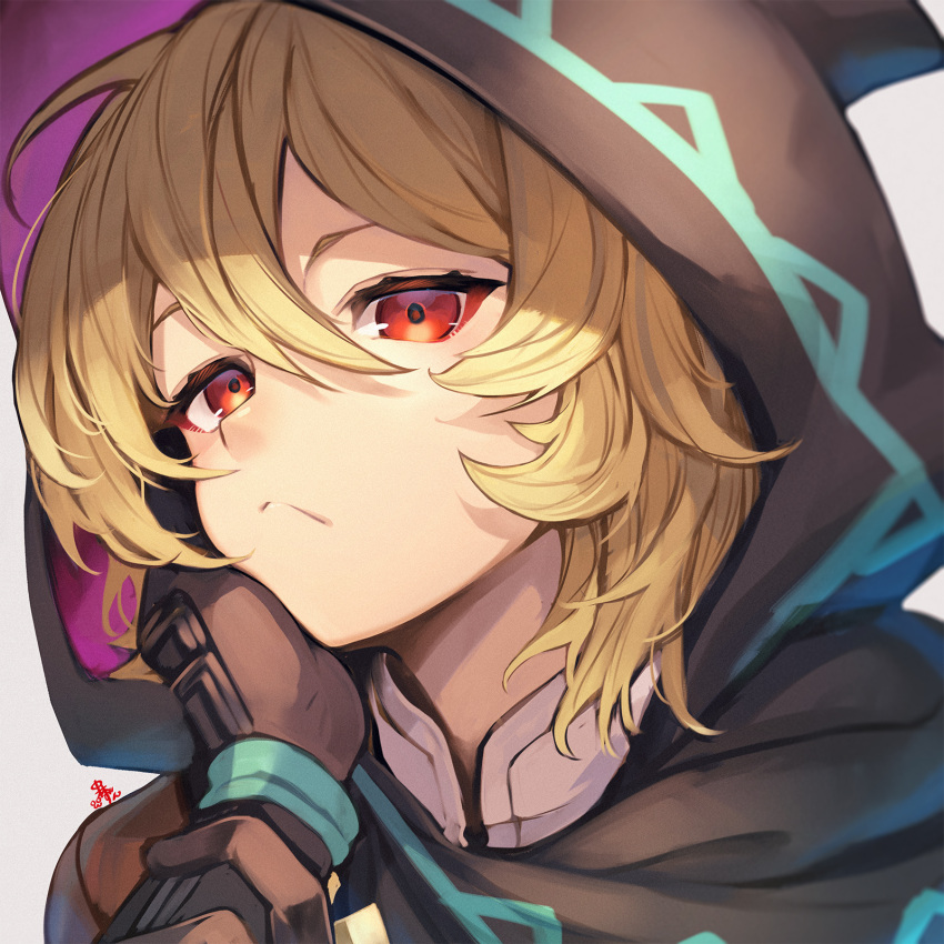 1girl alex_(dragalia_lost) bangs blonde_hair closed_mouth dragalia_lost hand_on_own_face highres hood hood_up looking_at_viewer nakabayashi_zun red_eyes solo