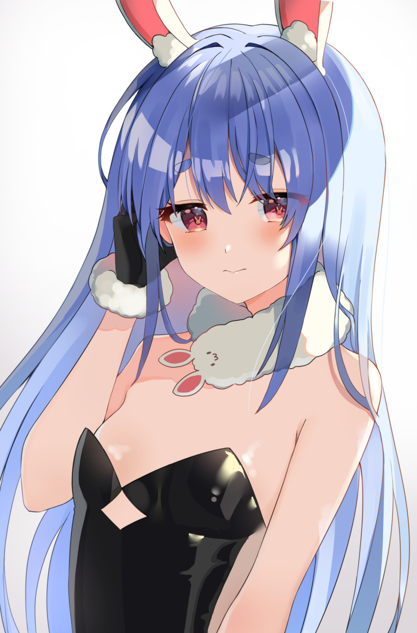 1girl animal_ear_fluff animal_ears bare_shoulders black_gloves black_leotard blue_hair blush breasts bunny-shaped_pupils closed_mouth clothing_cutout eyebrows_visible_through_hair fur-trimmed_gloves fur_scarf fur_trim gloves hair_down hand_in_hair highres holding holding_hair hololive leotard long_hair looking_at_viewer playboy_bunny rabbit_ears rabbit_girl red_eyes scarf short_eyebrows small_breasts smile solo straight_hair strapless strapless_leotard thick_eyebrows tony42668 underboob_cutout usada_pekora virtual_youtuber white_scarf