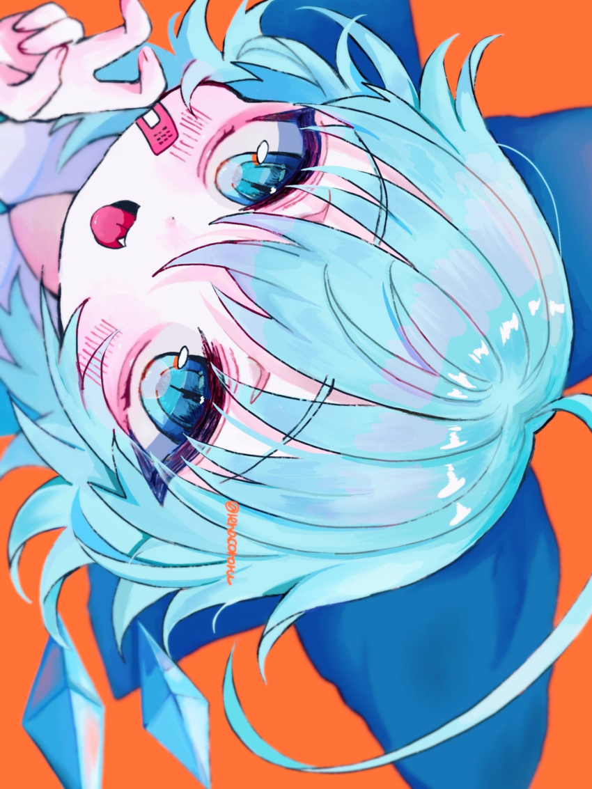 1girl ahoge bandaid bandaid_on_face bangs blue_bow blue_eyes blue_hair blur bow cirno eyebrows_visible_through_hair fang hair_bow highres ice ice_wings looking_at_viewer open_mouth orange_background peeking_out renakobonb short_hair simple_background slit_pupils smile solo tongue touhou twitter_username v wings