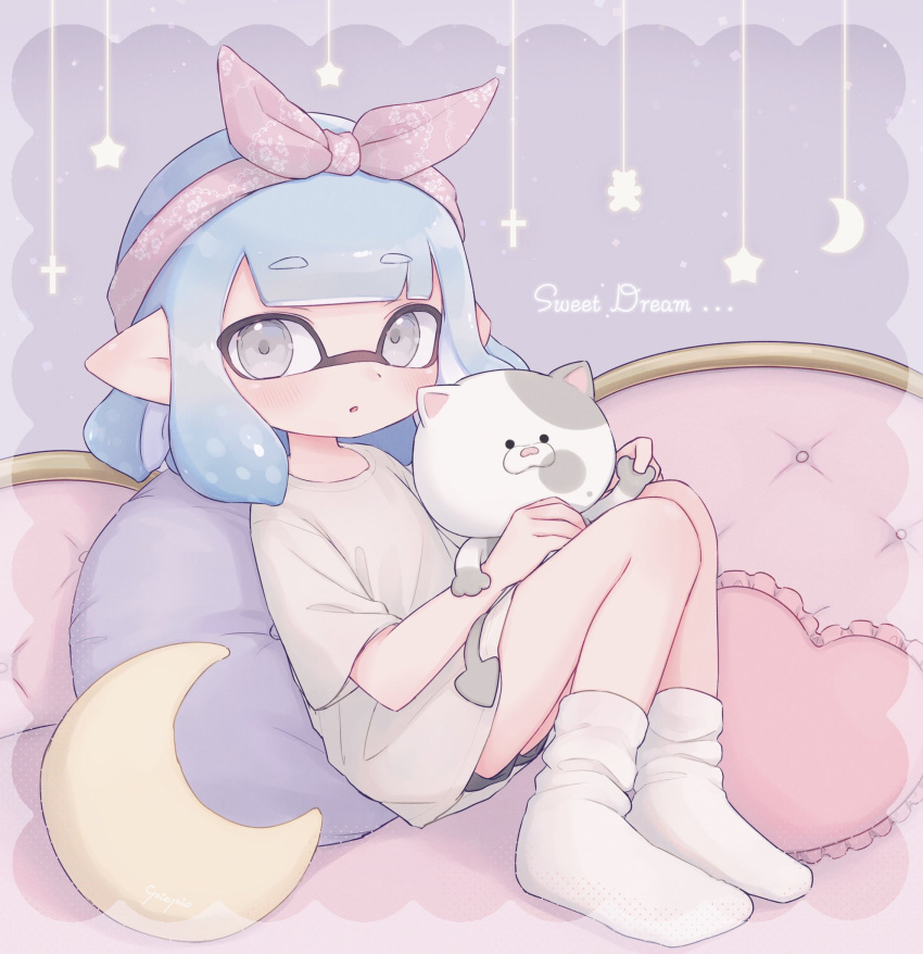 1girl artist_name bandana bangs bed blunt_bangs bob_cut commentary_request english_text highres holding inkling li'l_judd_(splatoon) long_hair looking_at_viewer on_bed pillow pioxpioo pointy_ears shirt short_sleeves shorts signature sitting socks solo splatoon_(series) tentacle_hair
