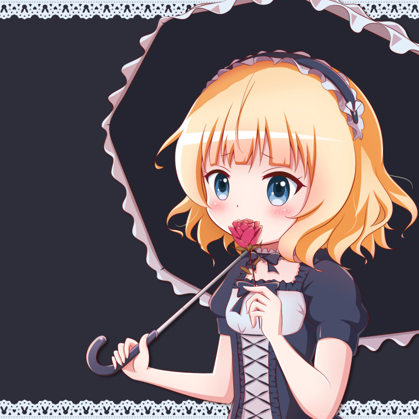 1girl bangs black_background black_bow black_dress black_hairband black_umbrella blonde_hair blue_eyes blush bow breasts covered_mouth dress eyebrows_visible_through_hair flower frilled_hairband frilled_umbrella frills gochuumon_wa_usagi_desu_ka? goth_risuto gothic_lolita hairband hand_up holding holding_flower holding_umbrella kirima_sharo lolita_fashion puffy_short_sleeves puffy_sleeves red_flower red_rose rose short_sleeves small_breasts solo umbrella upper_body