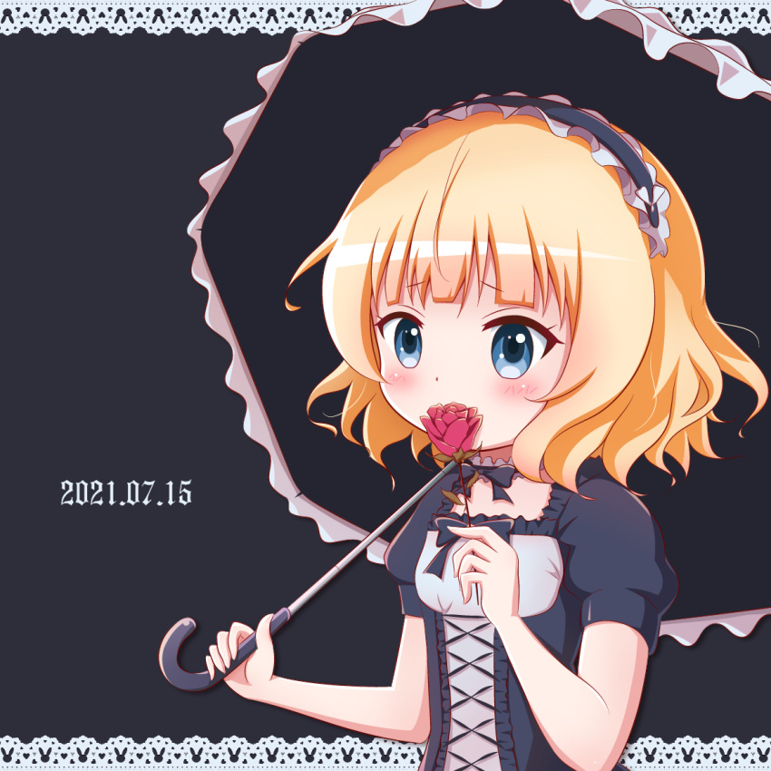 1girl bangs black_background black_bow black_dress black_hairband black_umbrella blonde_hair blue_eyes blush bow breasts commentary_request covered_mouth dated dress eyebrows_visible_through_hair flower frilled_hairband frilled_umbrella frills gochuumon_wa_usagi_desu_ka? goth_risuto gothic_lolita hairband hand_up holding holding_flower holding_umbrella kirima_sharo lolita_fashion puffy_short_sleeves puffy_sleeves red_flower red_rose rose short_sleeves small_breasts solo umbrella upper_body