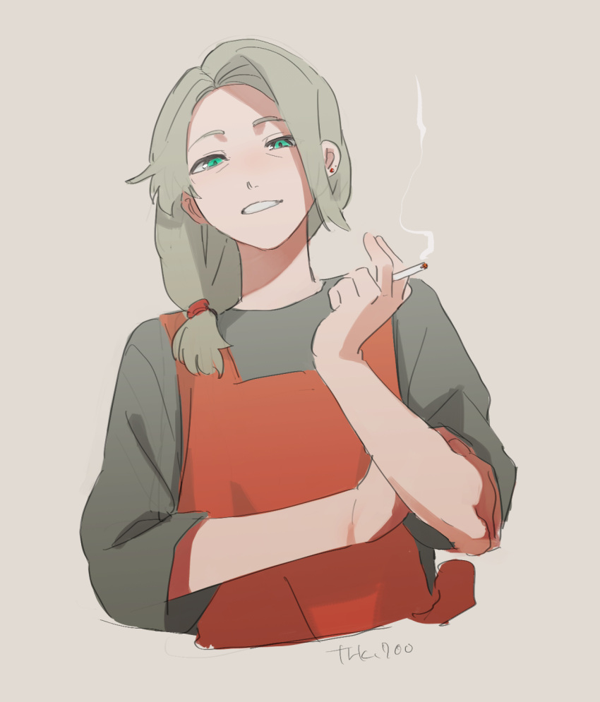 1girl apron artist_name brown_background cigarette commentary_request cropped_torso earrings green_eyes grey_hair grey_shirt grin hair_over_shoulder hand_up highres holding holding_cigarette jewelry long_hair looking_at_viewer nanahyaku_torako original parted_lips ponytail red_apron shirt short_sleeves simple_background smile smoke smoking solo stud_earrings upper_body