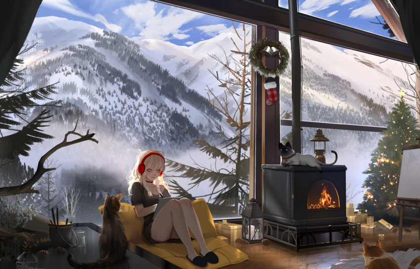 1girl artist_name bell blonde_hair canvas_(object) cat chinese_commentary choker christmas christmas_stocking christmas_tree collarbone cushion easel fire fireplace fom_(lifotai) gift green_eyes headphones highres holding holding_stylus indoors lantern long_hair mountain multiple_cats off_shoulder original pinecone scenery shirt short_sleeves sitting slippers smile solo stylus tablet_pc tree wooden_floor wreath