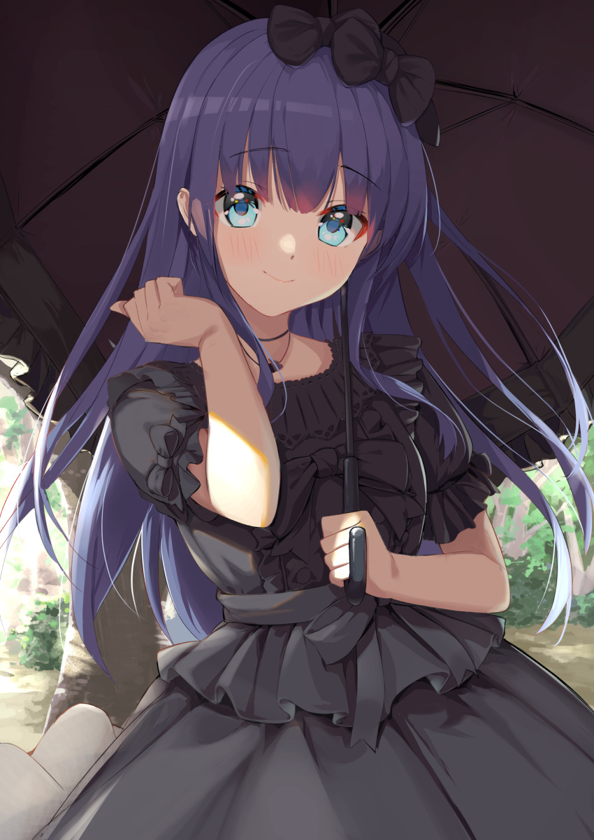 1girl bangs black_bow black_dress black_umbrella blue_eyes blush bow closed_mouth day dress eyebrows_visible_through_hair floating_hair gothic_lolita hair_bow highres holding holding_umbrella lolita_fashion long_hair looking_at_viewer original outdoors purple_hair shiny shiny_hair shochiku short_sleeves smile solo standing umbrella very_long_hair