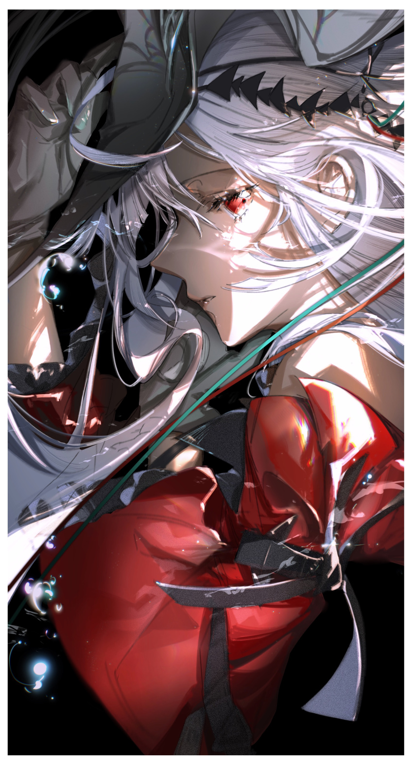 1girl absurdres arknights ascot bare_shoulders black_background black_neckwear breasts chinese_commentary commentary_request gloves grey_gloves grey_headwear hat highres large_breasts long_hair long_sleeves looking_at_viewer looking_to_the_side lying on_side open_mouth profile red_eyes sideways_glance silver_hair skadi_(arknights) skadi_the_corrupting_heart_(arknights) solo upper_body wide_sleeves yonghu_pei_yezi