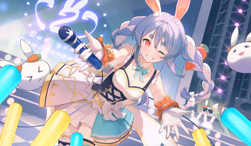 &gt;3&lt; &gt;_&lt; 1girl ;d animal_ears anniversary aqua_neckwear aqua_ribbon bodice bow bow_skirt braid breasts carrot carrot_hair_ornament checkered checkered_floor corset detached_collar food-themed_hair_ornament gawain_(artist) gloves glowstick hair_ornament half_gloves holding holding_microphone hololive hololive_idol_uniform idol_clothes layered_skirt light_blush long_hair looking_at_viewer microphone microphone_cord multicolored_hair neck_ribbon nousagi_(usada_pekora) official_alternate_costume one_eye_closed open_mouth rabbit_ears rabbit_girl red_eyes ribbon single_thighhigh skirt skirt_set sleeveless small_breasts smile stage sunglasses thick_eyebrows thigh-highs thigh_strap twin_braids twintails two-tone_hair two-tone_skirt usada_pekora virtual_youtuber white_bow white_gloves