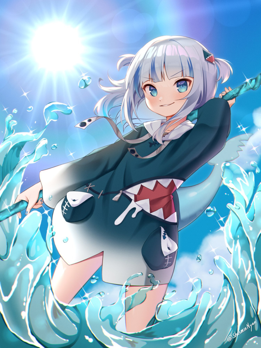 1girl animal_hood bangs blue_eyes blue_hair blue_hoodie blunt_bangs eyebrows_visible_through_hair feet_out_of_frame fish_tail gawr_gura grin hair_ornament highres holding hololive hololive_english hood hood_down hoodie light_blush long_sleeves looking_at_viewer medium_hair multicolored_hair partially_submerged polearm shark_girl shark_hair_ornament shark_hood shark_print shark_tail shasminnyan silver_hair smile solo standing streaked_hair sunlight tail trident twitter_username two_side_up virtual_youtuber water weapon wide_sleeves