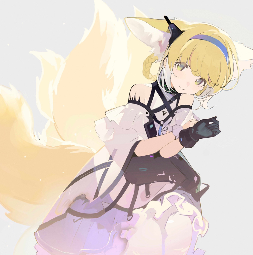 1girl absurdres animal_ears arknights black_gloves blonde_hair blue_hairband braid commentary dress earpiece extra_ears fox_ears fox_girl fox_tail gloves green_eyes grey_background hairband highres infection_monitor_(arknights) kitsune looking_at_viewer multicolored_hair multiple_tails oripathy_lesion_(arknights) purple_dress simple_background single_glove smile solo streaked_hair suzuran_(arknights) symbol_commentary tail white_hair yukuso_(dabiandang)