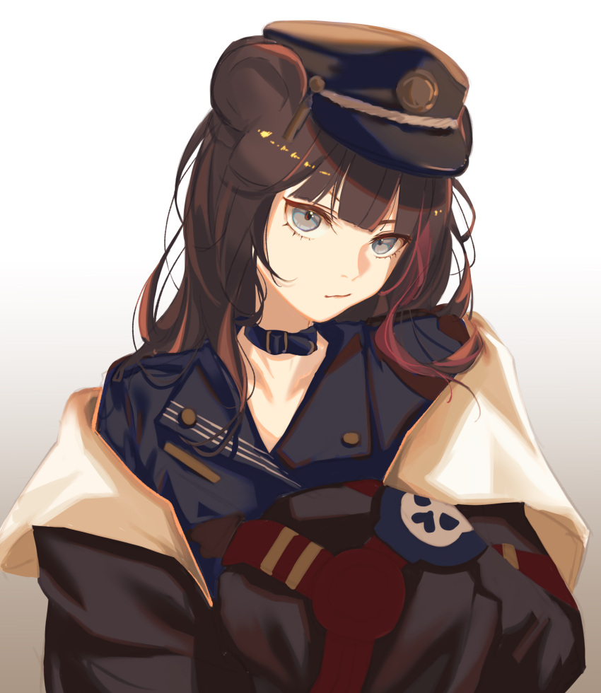 1girl animal_ears aqua_eyes arknights bear_ears black_choker black_headwear black_shirt brown_hair buttons choker closed_mouth collarbone frown gradient gradient_background grey_background hat head_tilt highres kawausoman long_hair looking_at_viewer multicolored_hair off_shoulder official_alternate_costume peaked_cap shirt solo streaked_hair upper_body white_background wing_collar zima_(arknights) zima_(ready_to_go)_(arknights)