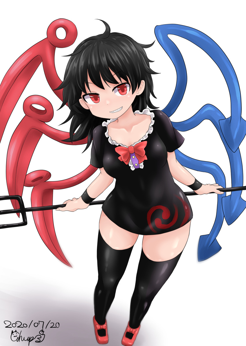 1girl asymmetrical_wings bangs black_dress black_hair black_legwear blue_wings bow bowtie breasts center_frills chups dated dress eyebrows_visible_through_hair footwear_bow frills full_body grin highres holding holding_polearm holding_weapon houjuu_nue looking_at_viewer medium_breasts medium_hair polearm red_bow red_eyes red_footwear red_neckwear red_wings shadow short_sleeves signature simple_background smile solo standing thigh-highs touhou trident weapon white_background wings wristband