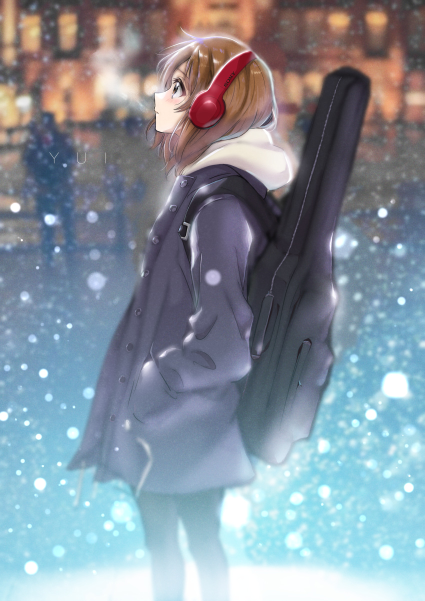1girl absurdres bangs blurry blurry_background blush brown_eyes brown_hair character_name commentary eyebrows_visible_through_hair from_side guitar_case hands_in_pockets headphones highres hirasawa_yui huge_filesize instrument_case k-on! long_sleeves looking_afar looking_up medium_hair outdoors parted_lips snow snowing solo sony standing verse