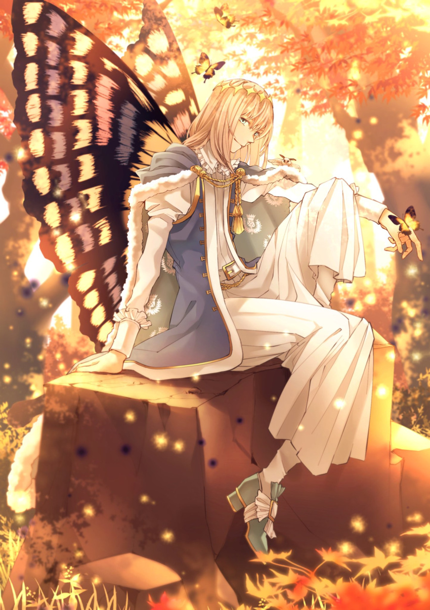 1boy blue_eyes bug butterfly butterfly_wings cape fate/grand_order fate_(series) forest fur-trimmed_cape fur_trim highres insect long_hair morita_yuu nature oberon_(fate) silver_hair sitting smile twilight wings