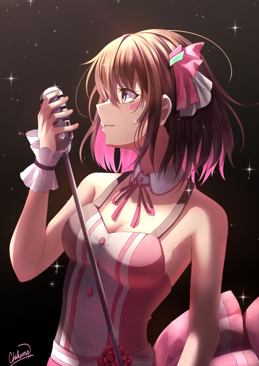 1girl absurdres azki_(hololive) bare_arms bare_shoulders brown_hair chakuma_(yiyh1468) colored_inner_hair dress facial_mark hair_ribbon highres holding holding_microphone hololive idol looking_away microphone multicolored_hair pink_hair polka_dot ribbon signature sleeveless sleeveless_dress solo two-tone_hair violet_eyes virtual_youtuber wrist_cuffs