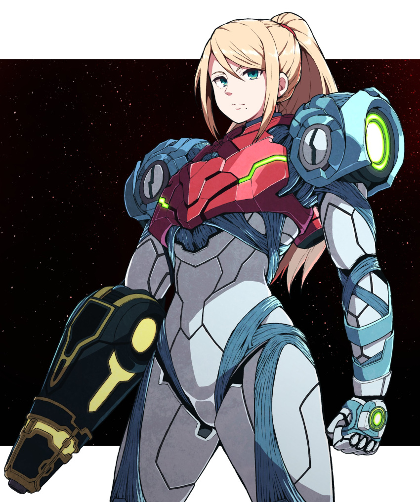 1girl absurdres arm_cannon armor bangs blonde_hair blue_eyes glowing highres long_hair looking_at_viewer metroid metroid_dread mole mole_under_mouth ponytail power_armor samus_aran science_fiction sidelocks simple_background solo upper_body varia_suit visor weapon yokoyoko_(nazonazo)