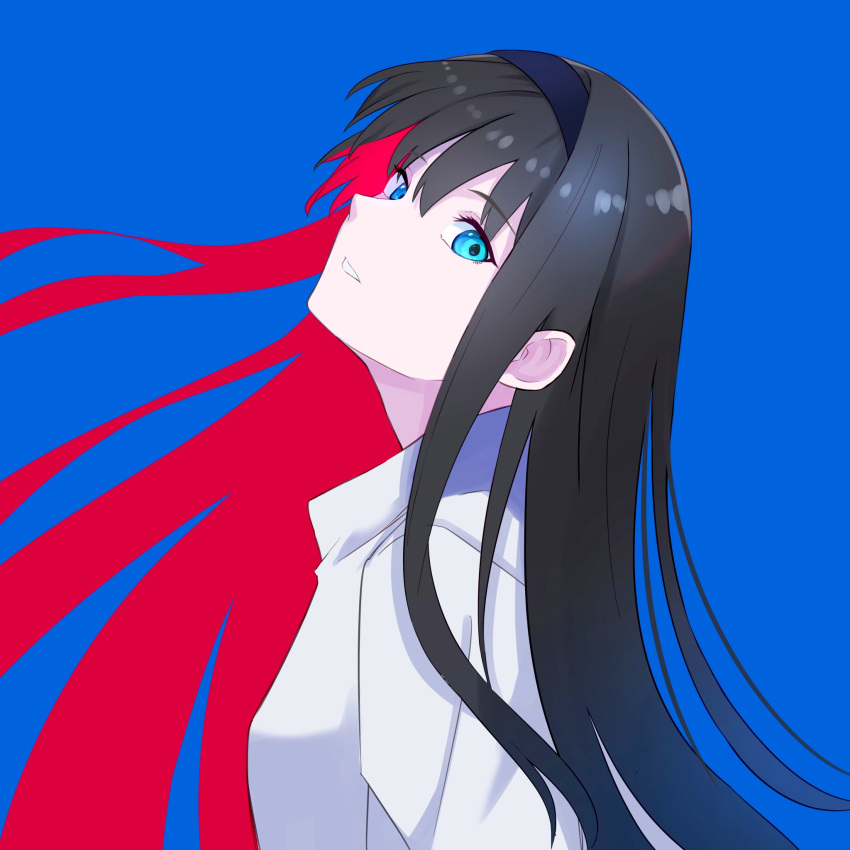 1girl black_hair blue_background blue_eyes commentary_request dress eyebrows_visible_through_hair floating_hair hair_between_eyes hair_ornament head_tilt headband highres kuro_chibe long_hair looking_at_viewer melty_blood multicolored_hair parted_lips redhead shaft_look simple_background solo teeth tohno_akiha tsukihime tsukihime_(remake) two-tone_hair upper_body white_dress