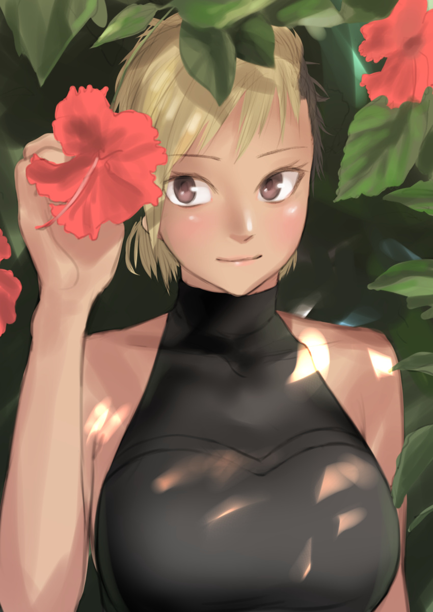 1girl bare_arms bare_shoulders blonde_hair blush breasts brown_eyes closed_mouth flower hand_up highres holding holding_flower kilye_kairi large_breasts looking_at_viewer original red_flower short_hair smile solo upper_body