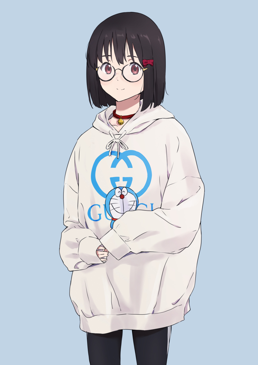 1girl absurdres bangs black-framed_eyewear black_hair black_pants blue_background bow closed_mouth collar doraemon doraemon_(character) gekijouban_hibike!_euphonium glasses hair_bow hibike!_euphonium highres hisaishi_kanade hood hoodie jacket long_sleeves looking_at_viewer pants red_bow red_eyes sakurayama_(59_sakurayama) short_hair simple_background sleeves_past_wrists smile solo white_hoodie white_jacket