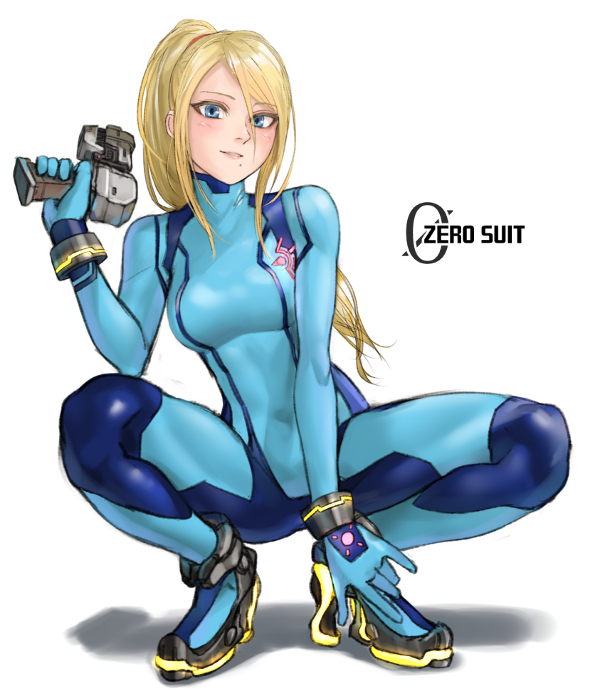 1girl blonde_hair blue_bodysuit blue_eyes blue_gloves blush bodysuit breasts full_body gloves gun hand_up highres holding holding_gun holding_weapon kilye_kairi long_hair looking_at_viewer medium_breasts metroid metroid_(classic) mole mole_under_mouth parted_lips ponytail samus_aran simple_background smile solo squatting weapon white_background zero_suit