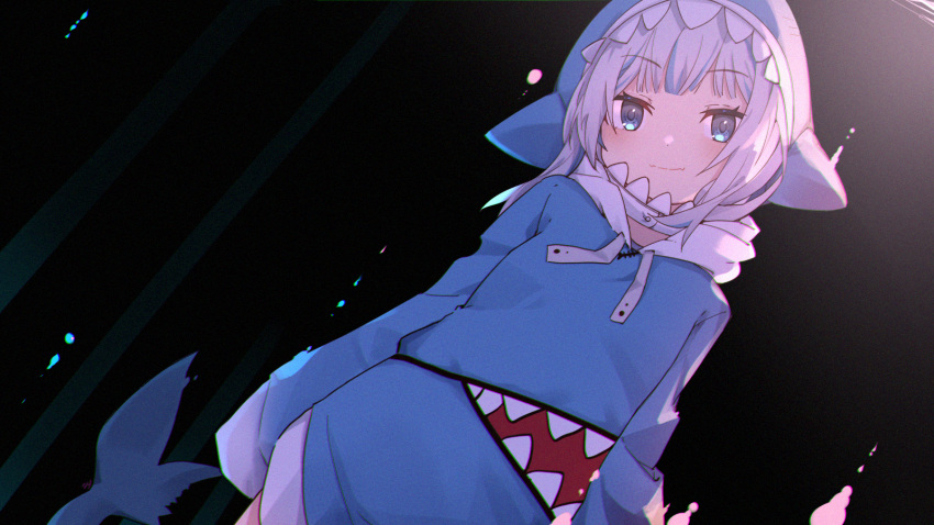 1girl animal_hood bangs black_background blue_eyes blue_hair blue_hoodie blush chinese_commentary eyebrows_visible_through_hair fish_tail flat_chest gawr_gura head_tilt highres hololive hololive_english hood hoodie multicolored_hair shark_hood shark_tail silver_hair smile solo streaked_hair tail virtual_youtuber zha_yi_zhengti_buming