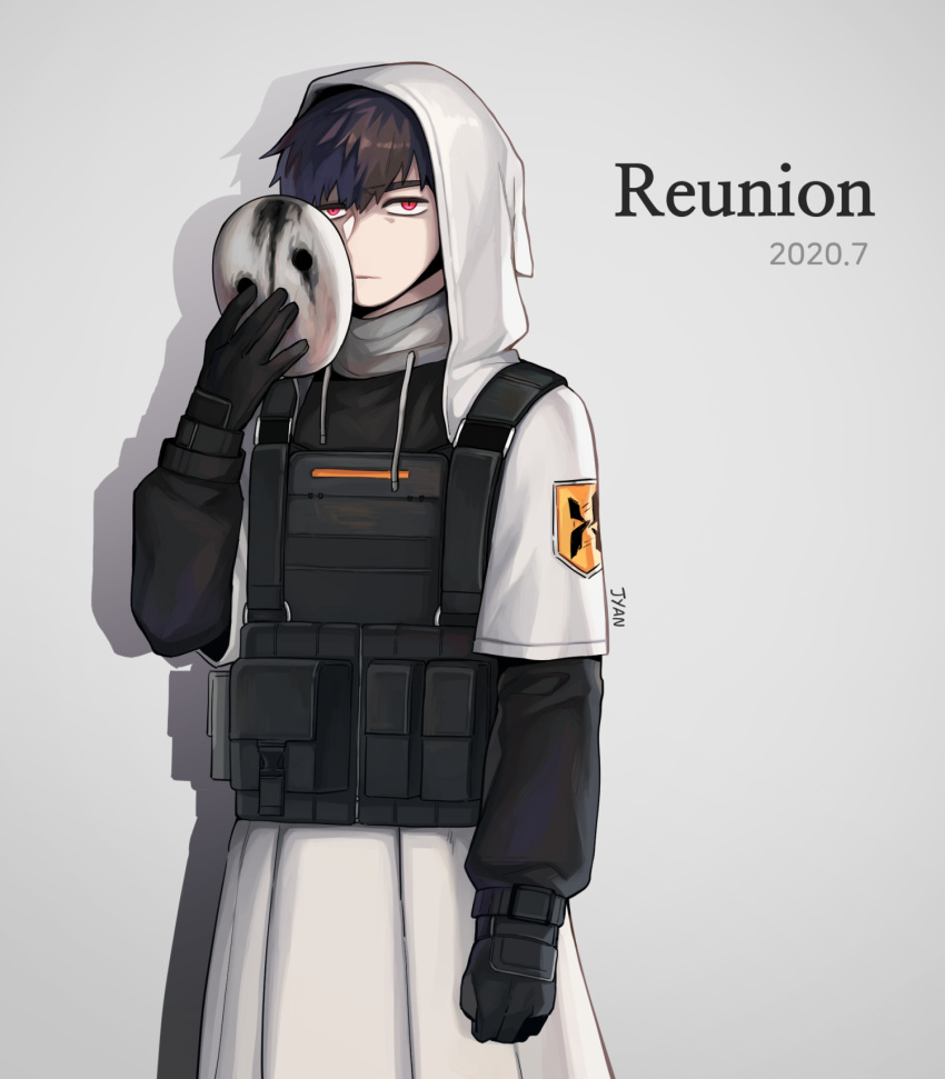 1boy arknights black_gloves brown_hair bulletproof_vest gloves highres holding holding_mask hood hood_up jyan_(jyan0209) mask red_eyes reunion_soldier_(arknights) short_hair white_mask