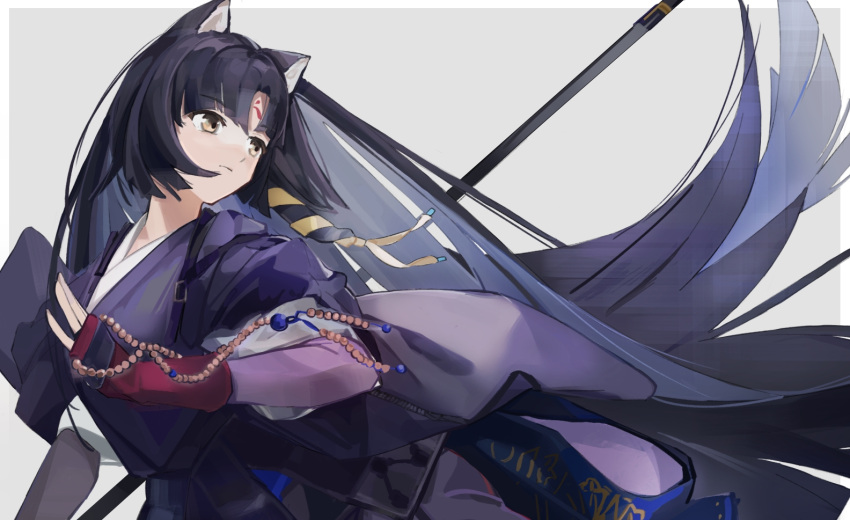 1girl animal_ears arknights bangs beads black_hair black_kimono closed_mouth commentary dog_ears expressionless eyebrows_visible_through_hair facial_mark fingerless_gloves floating_hair forehead_mark gloves grey_background holding holding_weapon japanese_clothes kimono long_hair parted_bangs polearm prayer_beads red_gloves saga_(arknights) simple_background solo straight_hair upper_body very_long_hair weapon yellow_eyes yuan_(ziranran)