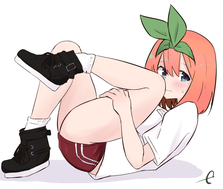 1girl ass bangs black_footwear blue_eyes blush closed_mouth commentary_request eyebrows_behind_hair full_body go-toubun_no_hanayome green_ribbon hair_between_eyes hair_ribbon highres knee_up kujou_karasuma leg_up looking_at_viewer nakano_yotsuba orange_hair red_shorts ribbon shadow shirt shoes short_shorts short_sleeves shorts signature socks solo sweat white_background white_legwear white_shirt