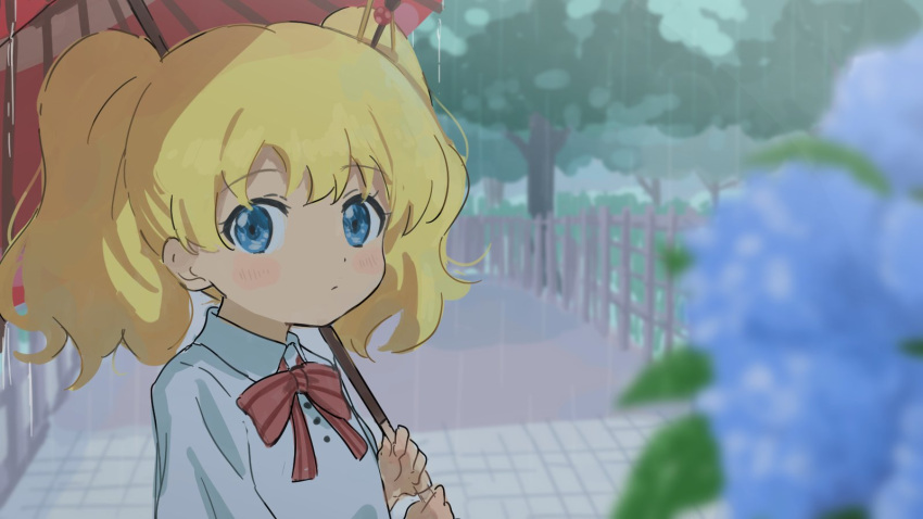 1girl alice_cartelet blonde_hair blue_eyes blue_flower blurry blurry_background blurry_foreground blush bow bowtie closed_mouth depth_of_field flower highres holding holding_umbrella hydrangea kin-iro_mosaic looking_at_viewer medium_hair red_bow red_neckwear red_umbrella shirt sincos solo twintails umbrella upper_body white_shirt