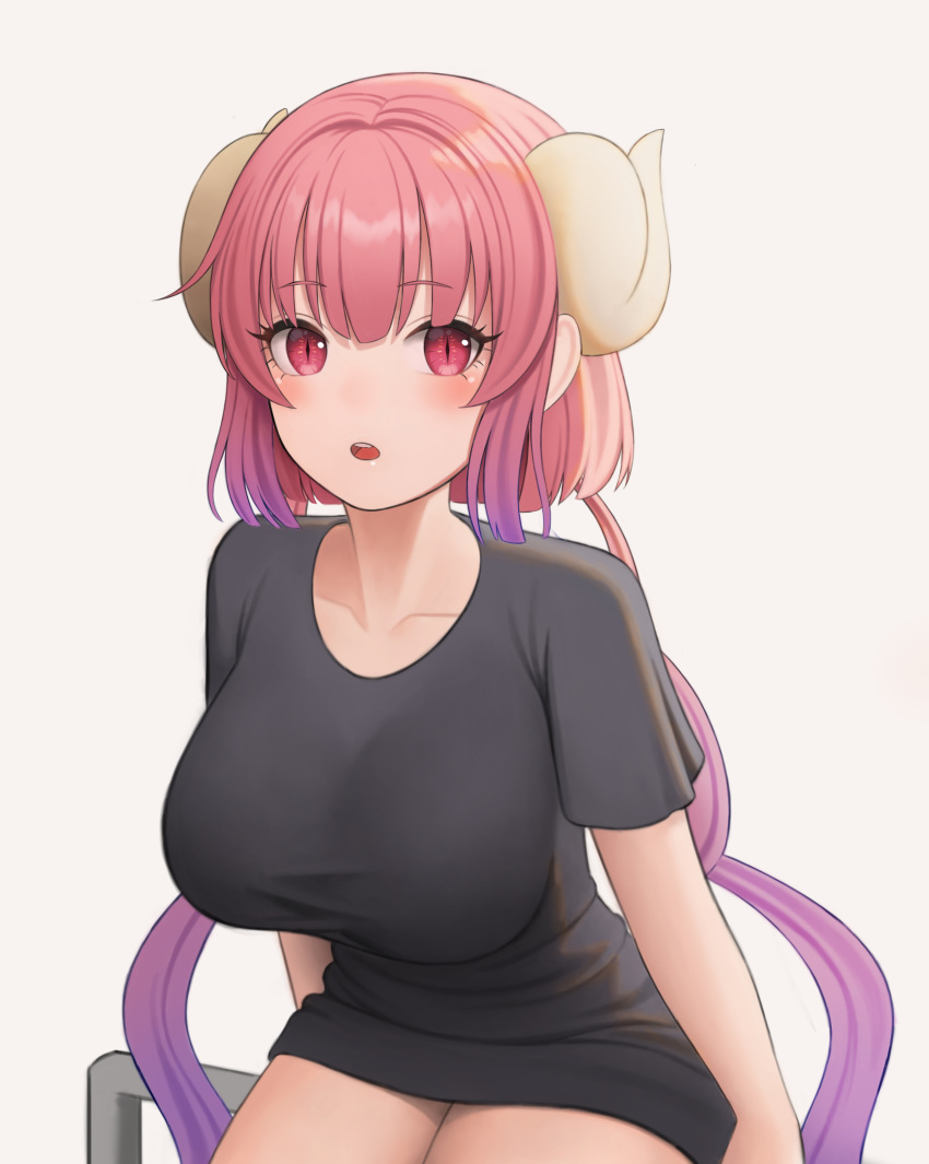 1girl absurdres bangs black_shirt blunt_bangs blush breasts collarbone colored_tips curled_horns dragon_girl dragon_horns drill_hair eyebrows_visible_through_hair highres horns ilulu_(maidragon) kobayashi-san_chi_no_maidragon large_breasts long_hair looking_at_viewer merrick multicolored_hair no_nose open_mouth pink_hair purple_hair red_eyes revision shirt short_sleeves short_stack sitting slit_pupils solo upper_body very_long_hair