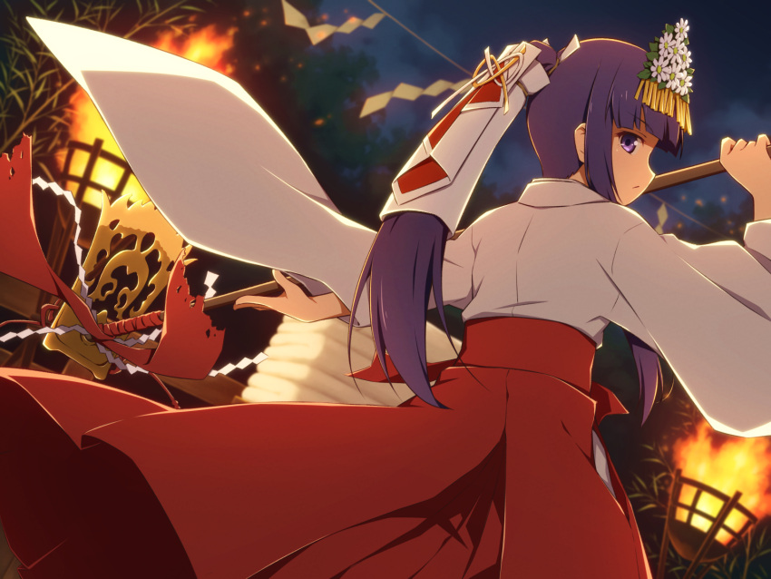 1girl bangs blunt_bangs blurry blurry_background closed_mouth commentary dutch_angle embers eyebrows_visible_through_hair fire flame flower from_behind furude_rika hair_flower hair_ornament hair_tubes hakama highres higurashi_no_naku_koro_ni hoe holding japanese_clothes kanzashi kimono long_hair long_sleeves mashita_(candy_apricot) miko night night_sky outdoors plant ponytail purple_hair red_hakama shide sideways_glance sky solo standing violet_eyes white_flower white_kimono wide_sleeves