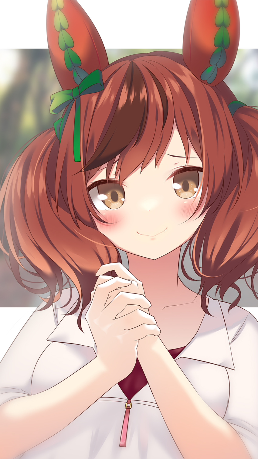 1girl animal_ears bangs blurry blurry_background blush bow brown_eyes brown_hair closed_mouth collarbone commentary_request daidai_ookami depth_of_field eyebrows_behind_hair green_bow hair_bow hands_together hands_up highres horse_ears jacket looking_at_viewer multicolored_hair nice_nature_(umamusume) own_hands_together red_shirt shirt short_sleeves smile solo streaked_hair twintails umamusume upper_body white_jacket