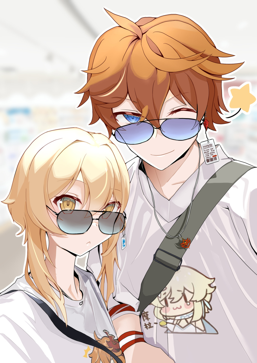 1boy 1girl ;) absurdres alternate_costume bag bangs bespectacled blue_eyes blurry brown_hair casual collarbone commentary_request contemporary depth_of_field eyebrows_visible_through_hair fu_lan_xi_er genshin_impact glasses hair_between_eyes height_difference highres jewelry light_brown_eyes light_brown_hair looking_at_viewer lumine_(genshin_impact) necklace one_eye_closed price_tag shirt short_hair short_hair_with_long_locks short_sleeves shoulder_bag sidelocks smile t-shirt tartaglia_(genshin_impact) translation_request white_shirt wristband