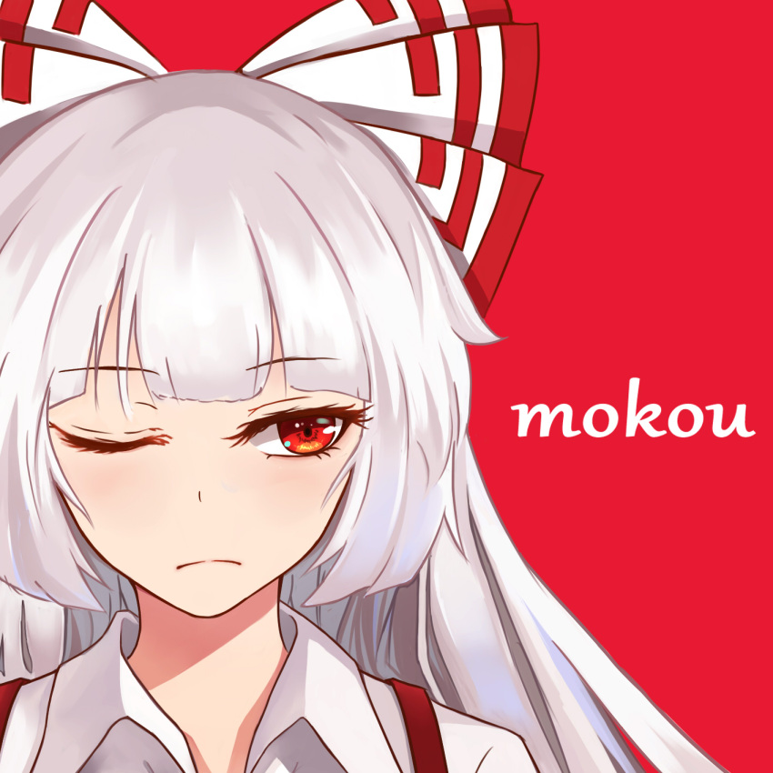 1girl bangs bow character_name closed_mouth collar eyebrows_visible_through_hair fujiwara_no_mokou highres long_hair looking_to_the_side multicolored_bow one_eye_closed red_background red_bow red_eyes shirt short_sleeves simple_background solo touhou upper_body white_bow white_hair white_shirt yongzhe_mei_hong