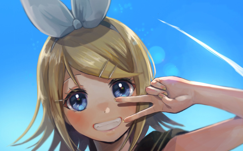 1girl akooyama bangs black_sailor_collar blonde_hair blue_eyes blue_sky bow bow_hairband condensation_trail grin hair_bow hairband highres kagamine_rin looking_at_viewer nail_polish portrait sailor_collar shiny shiny_hair short_hair sky sleeveless smile solo swept_bangs v vocaloid white_bow white_hairband yellow_nails