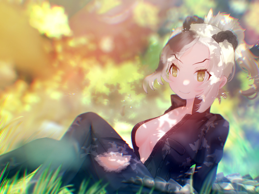 1girl arm_support asymmetrical_hair blurry blurry_background braid breasts closed_mouth collared_jacket commentary_request crocodilian_tail dappled_sunlight day denim eyebrows eyebrows_visible_through_hair french_braid grass green_eyes green_hair high_collar high_ponytail highres jacket jeans kemono_friends knee_up leaning_back long_hair long_sleeves looking_to_the_side multicolored_hair no_bra on_grass on_ground outdoors pants partially_unzipped saltwater_crocodile_(kemono_friends) sarutori sitting slit_pupils smile solo stomach sunlight tail torn_clothes torn_jeans torn_pants two-tone_hair zipper